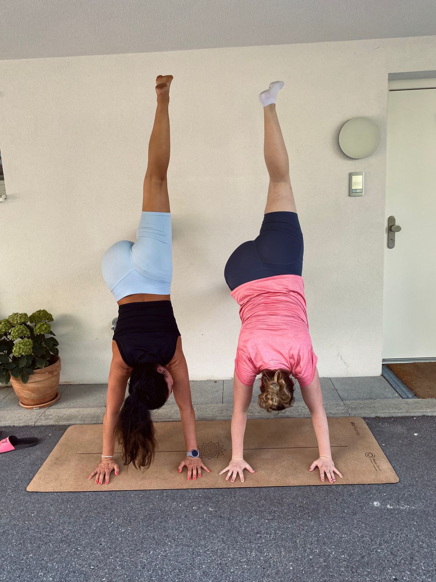 Zwei Frauen beim Handstand auf einer Yogamatte – Coaching mit Happy Souls